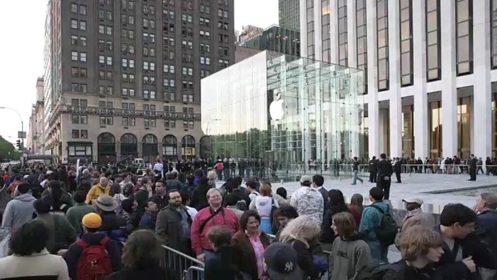 Repercusión de Apple: multitud esperando