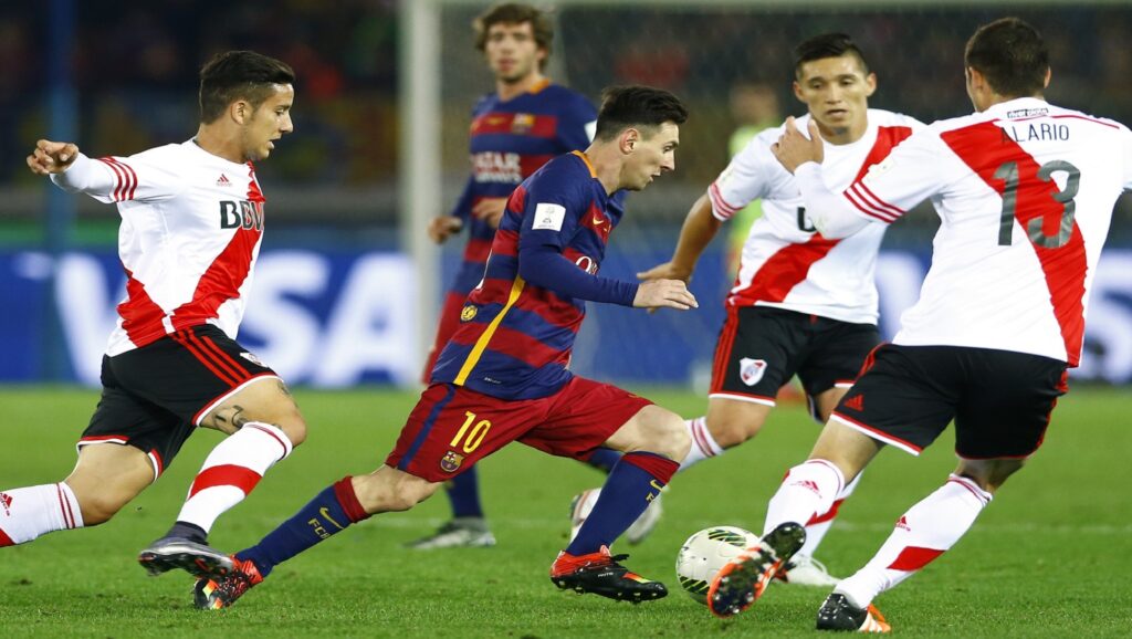 Messi contra River Plate en el Mundialito de Clubes
