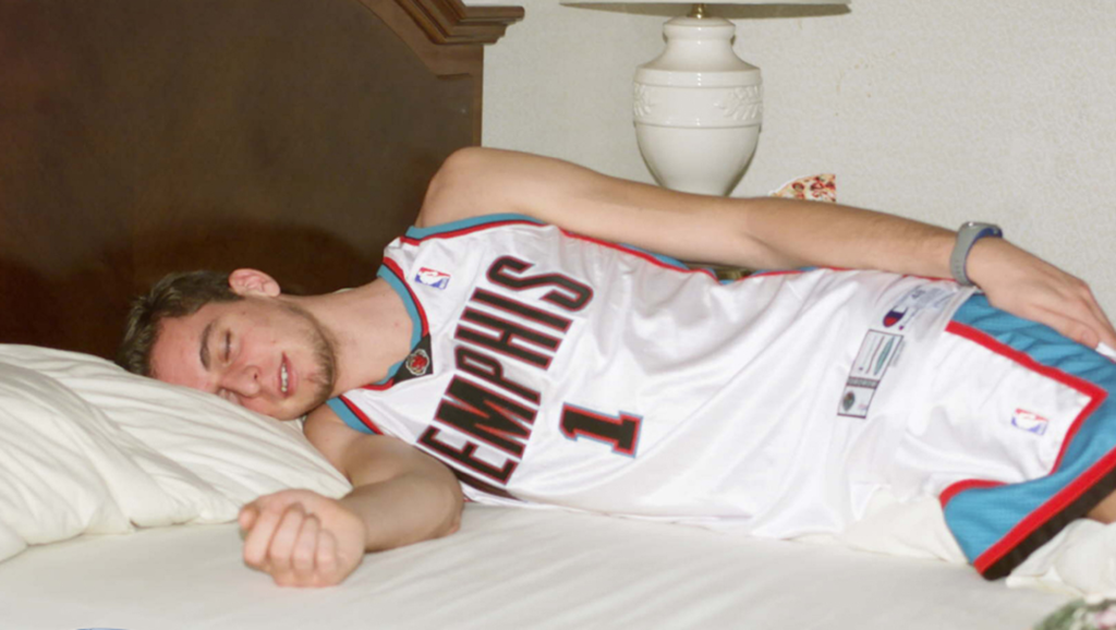 Pau Gasol en la cama con camiseta de Memphis Grizzlies