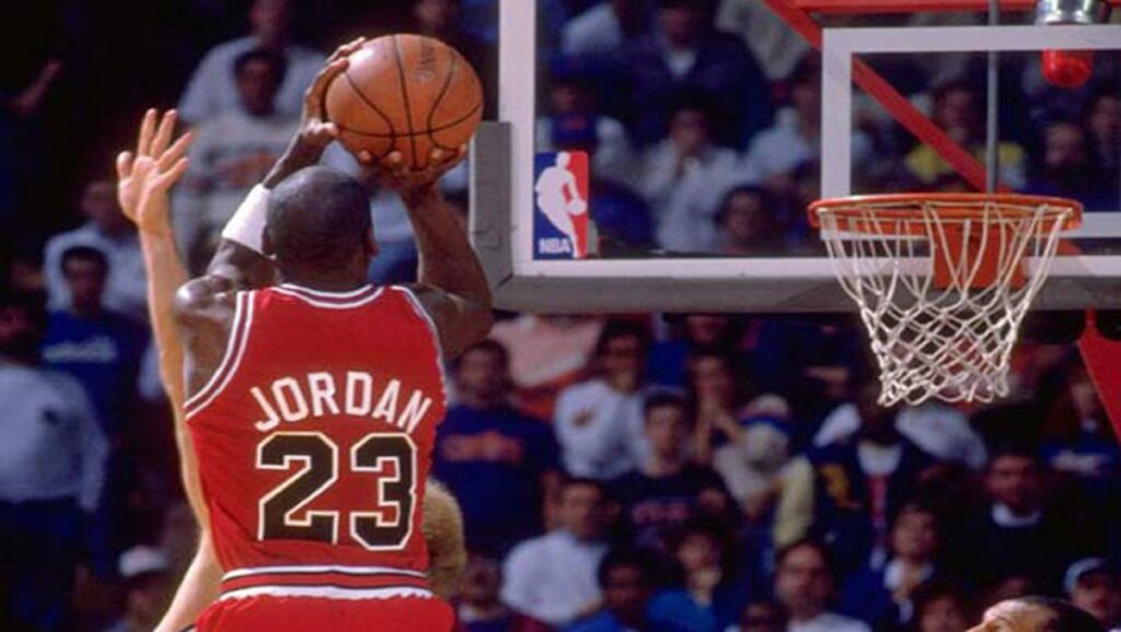 Michael Jordan lanzando a canasta