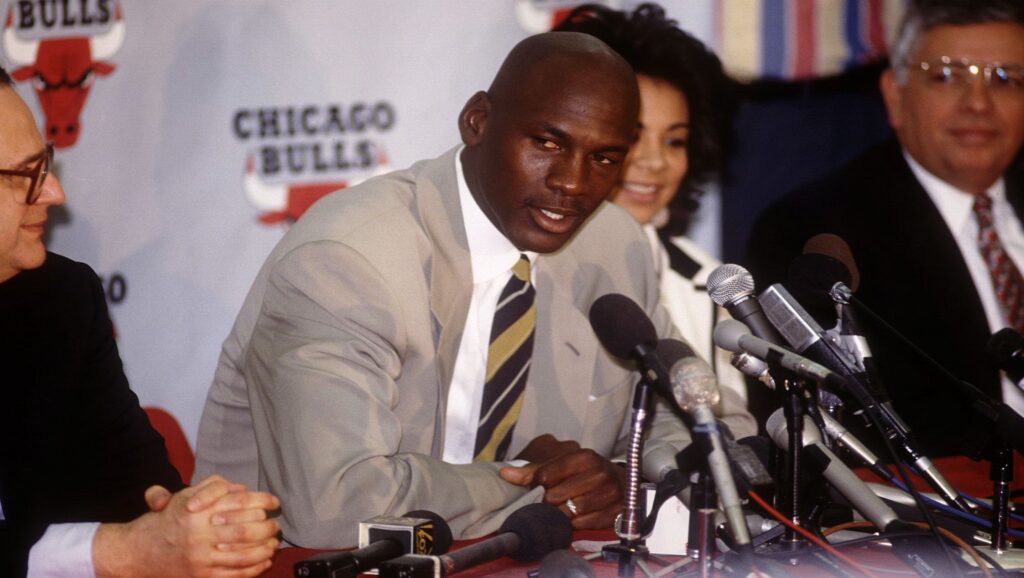 Michael Jordan en rueda de prensa el día de su primera retirada