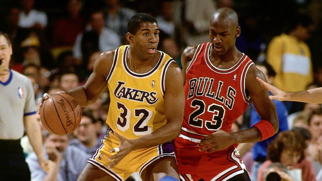 Magic Johnson y Michael Jordan disputando un partido