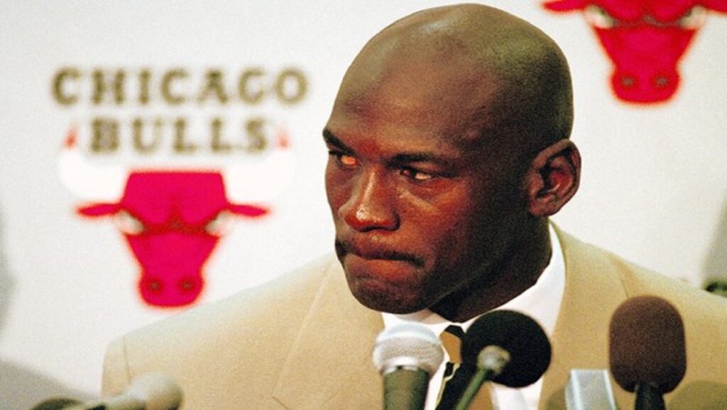 Michael Jordan en rueda de prensa el día de su segunda retirada