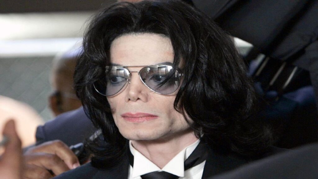 Michael Jackson serio con gafas de sol
