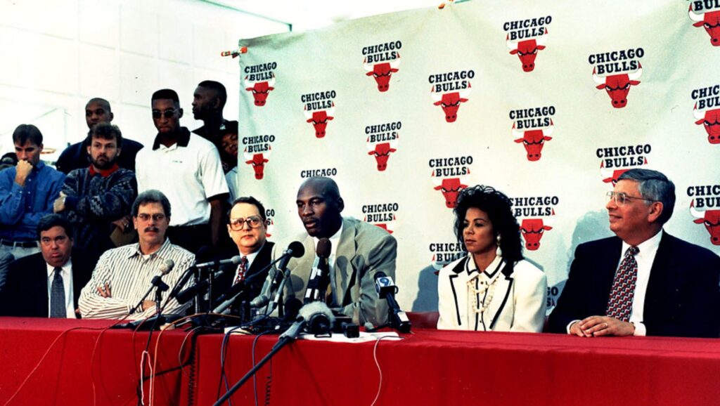 Michael Jordan en rueda de prensa el día de su primera retirada