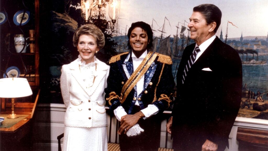 Michael Jackson con Ronald y Nancy Reagan