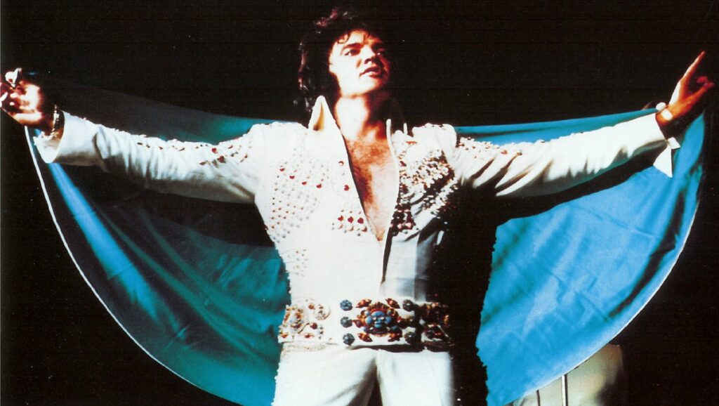 Elvis Presley durante concierto