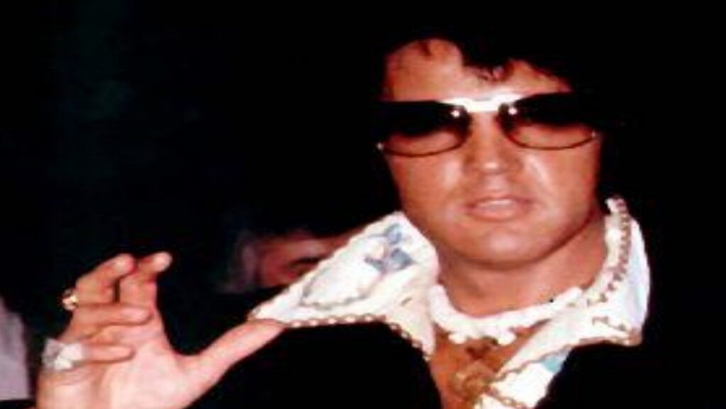 Elvis Presley con gafas de sol