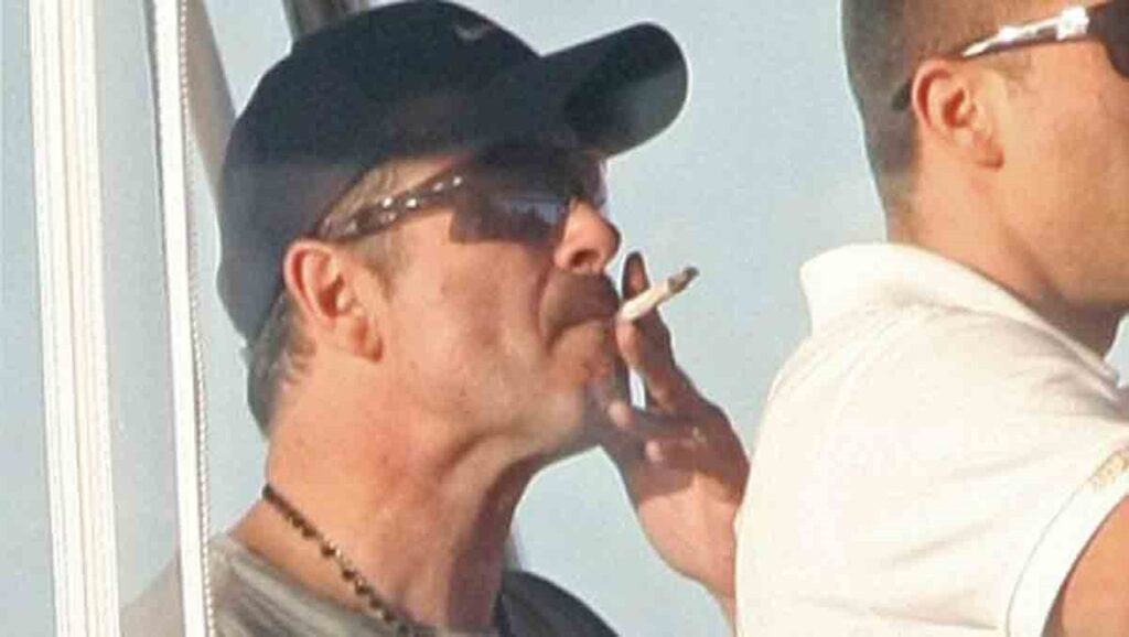 George Michael fumando