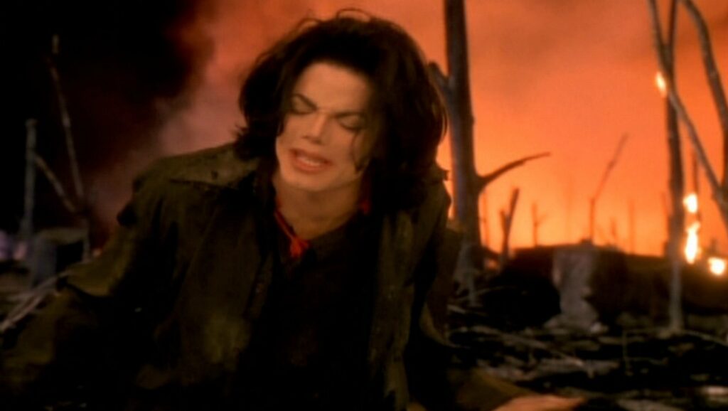 Michael Jackson durante el videoclip de "Earth song"