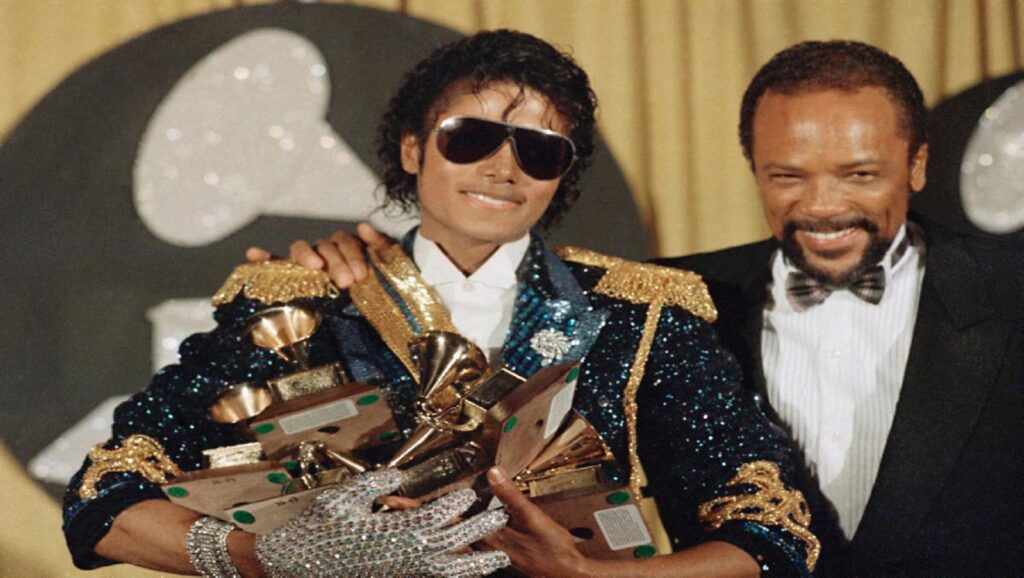 Michael Jackson con grammys acompañado de Quincy Jones