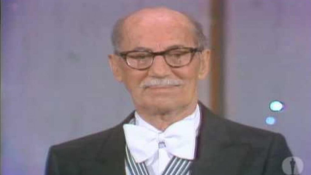 Groucho Marx recibiendo el Óscar honorífico