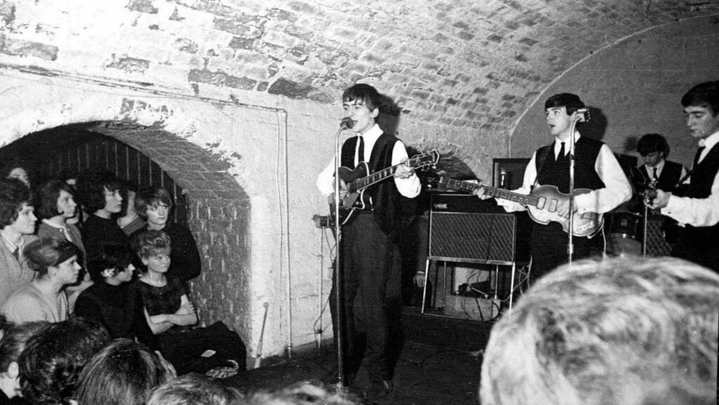 Los Beatles tocando en un bar