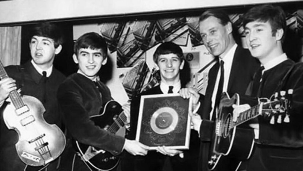 Los Beatles recibiendo un premio