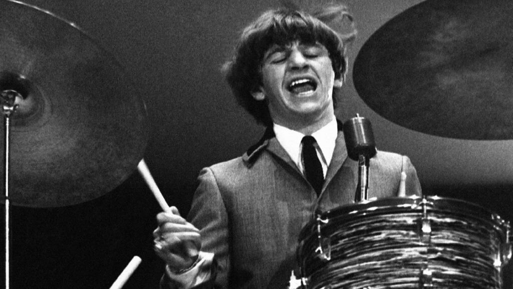 Ringo Starr tocando la batería