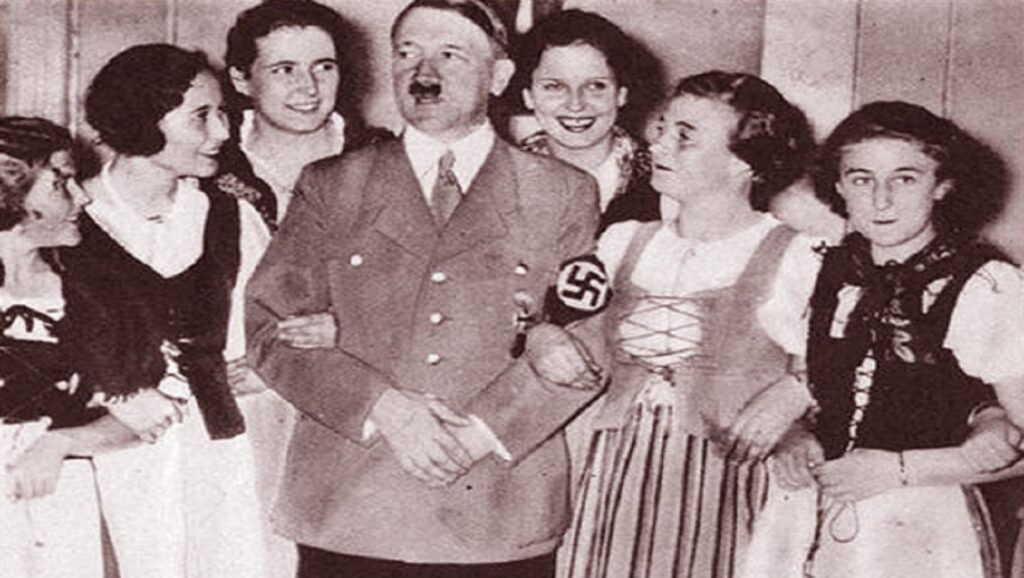 Hitler acompañado de mujeres