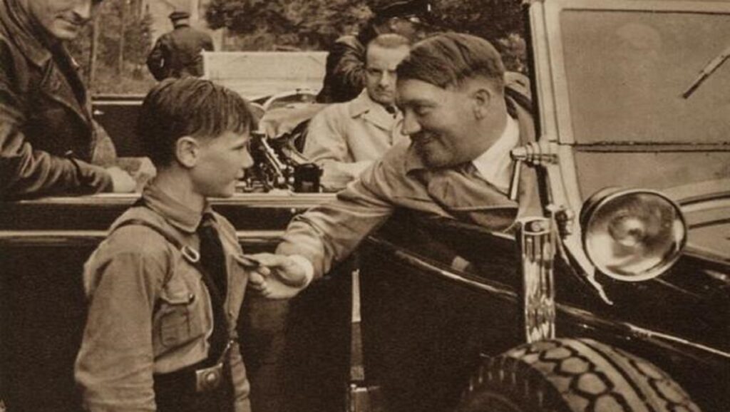 Hitler con un niño