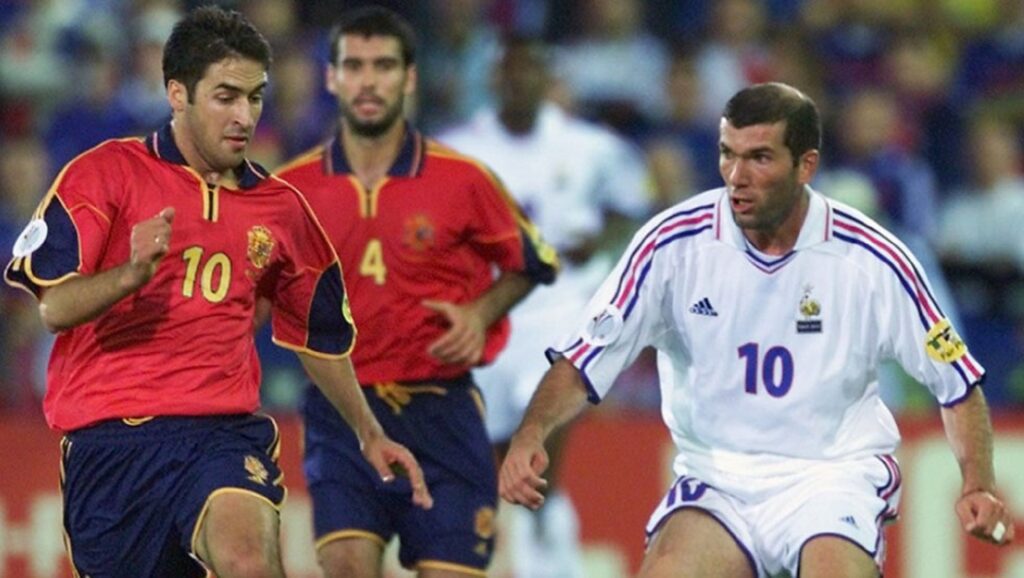 Rául, Guardiola y Zidane durante un partido de selecciones