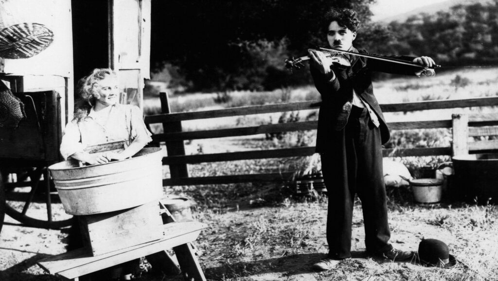Charles Chaplin tocando el violín en una película