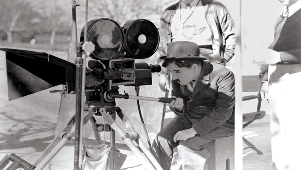 Charles Chaplin con cámara de cine