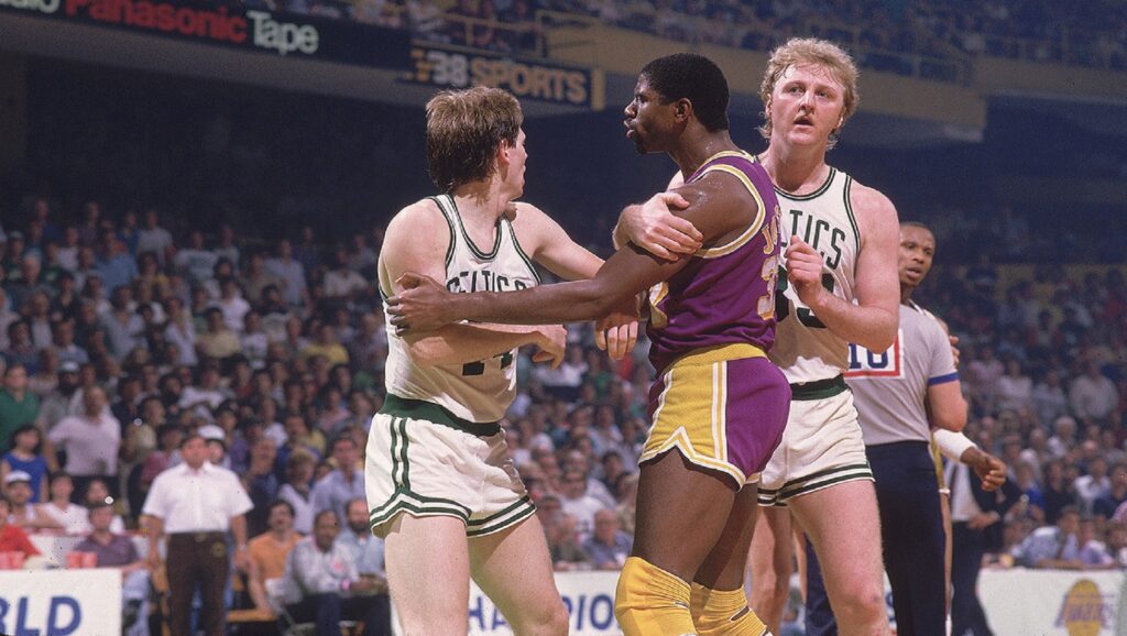 Magic Johnson y Larry Bird durante partido en la NBA