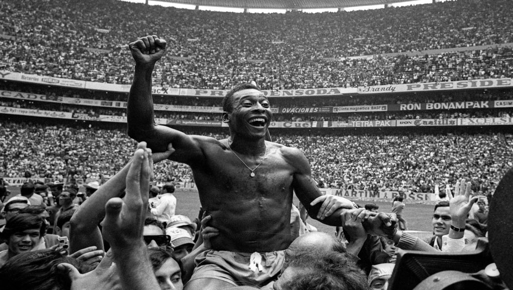 Pelé celebrando la victoria a hombros de la gente