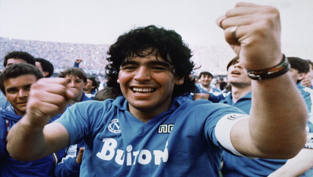 Maradona celebrando victoria con el Nápoles