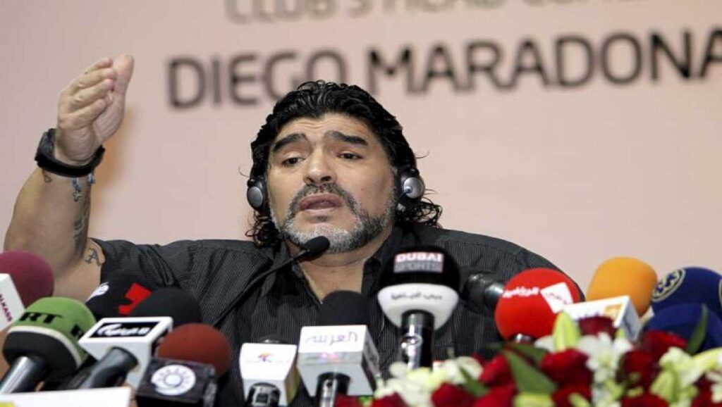 Maradona en rueda de prensa en su presentación como técnico del Al Wasl FC