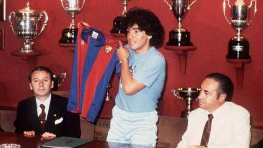 Maradona en su fichaje por el Barcelona