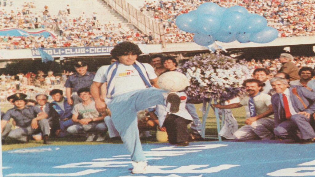 Presentación de Maradona con el Nápoles