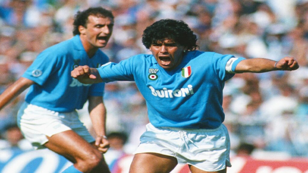 Maradona celebrando victoria con el Nápoles