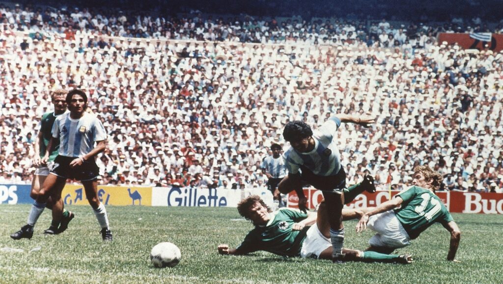Maradona en partido de la selección argentina contra Alemania en el Mundial de 1986