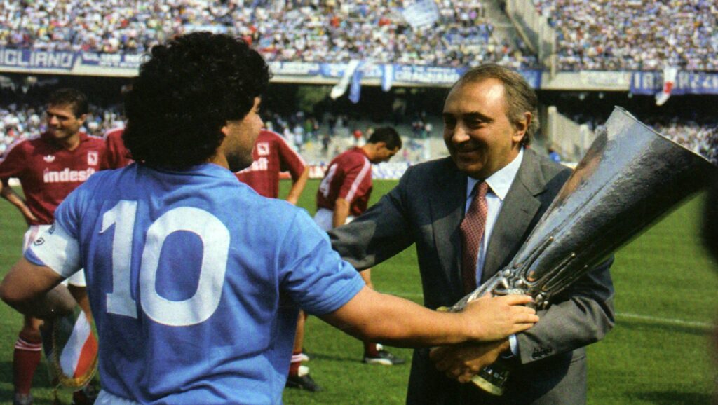 Maradona con la copa de campeón de la UEFA
