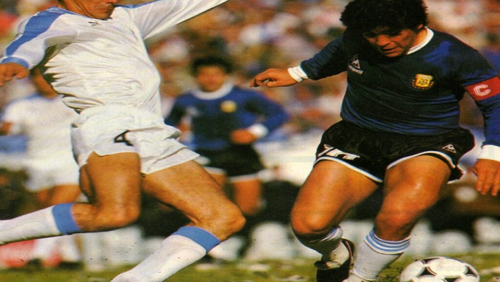 Maradona en partido de la selección argentina contra Uruguay en la Copa América de 1987