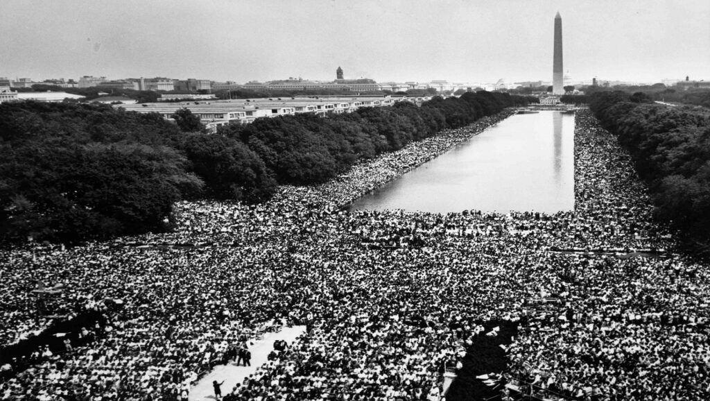 Multitud en Washington esperando el discurso de Martin Luther King