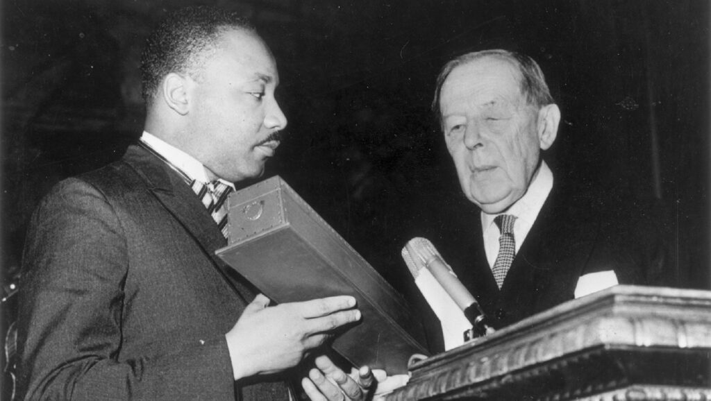 Martin Luther King recibiendo el Premio Nobel de la Paz
