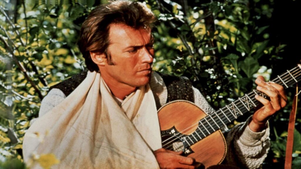 Clint Eastwood tocando la guitarra