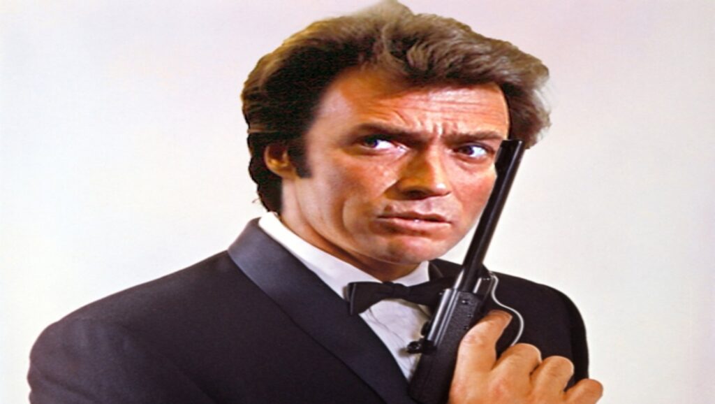 Clint Eastwood posando como James Bond