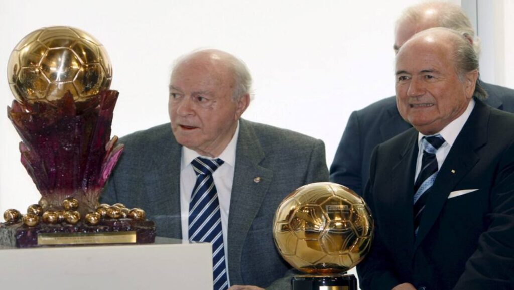 Alfredo Di Stéfano con el Super Balón de Oro