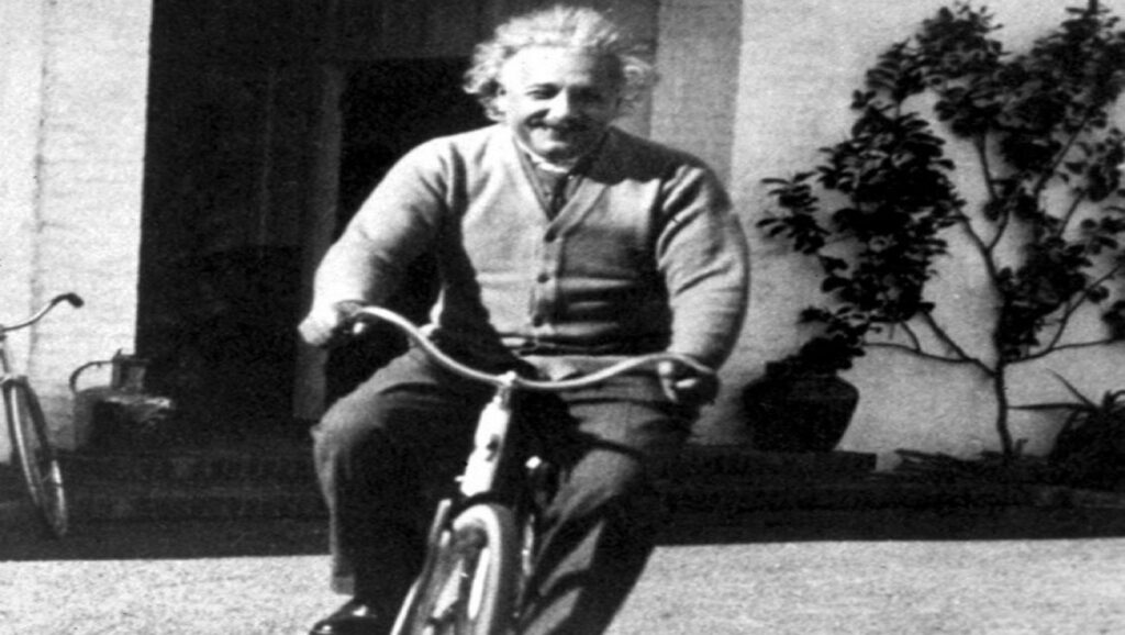 Albert Einstein montando en bicicleta
