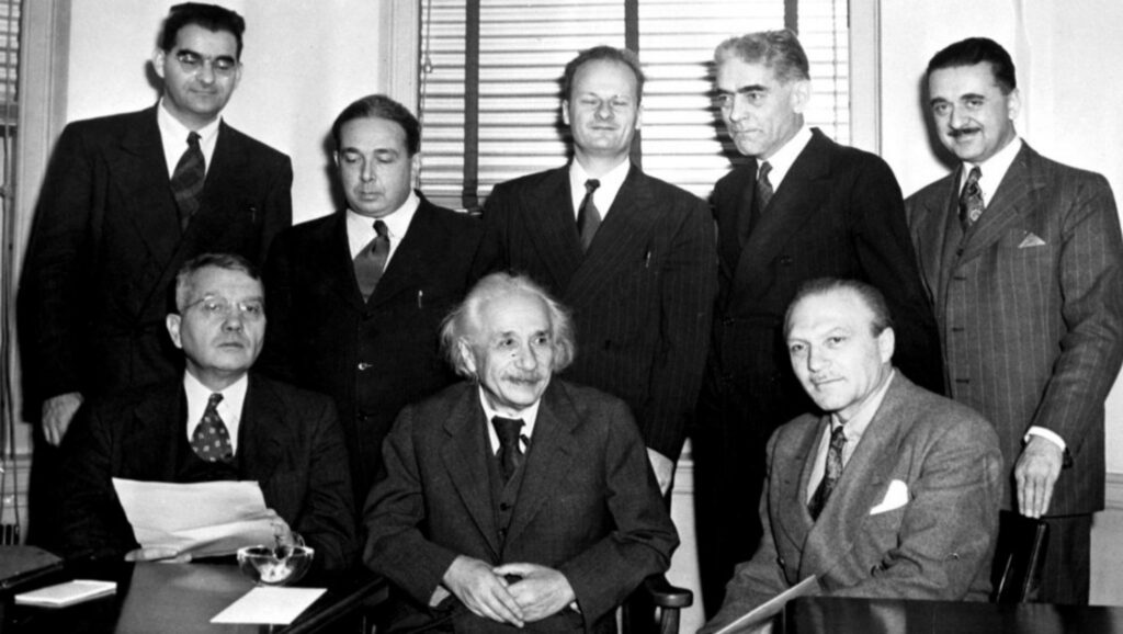 Albert Einstein sentado con un grupo de gente