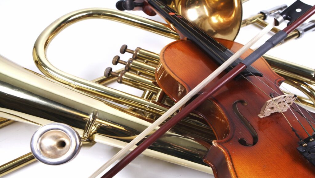 Instrumentos musicales: violín, clarinete, etc.