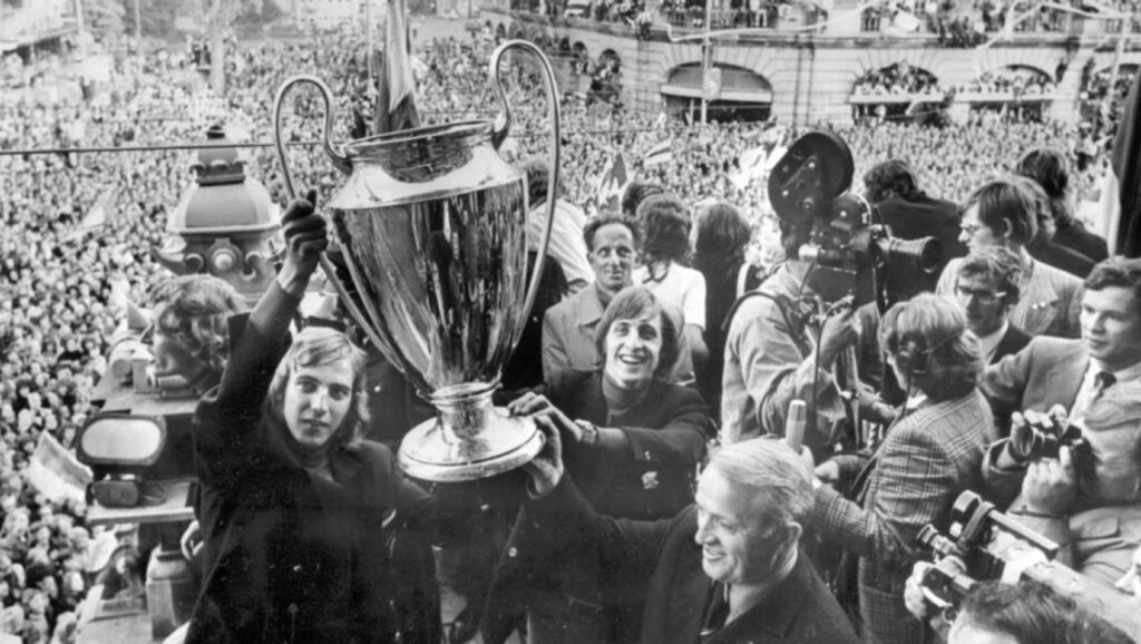 Johan Cruyff celebrando Copa de Europa con el Ajax
