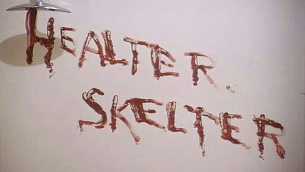 Palabras "Healter Skelter" escritas con sangre en una pared