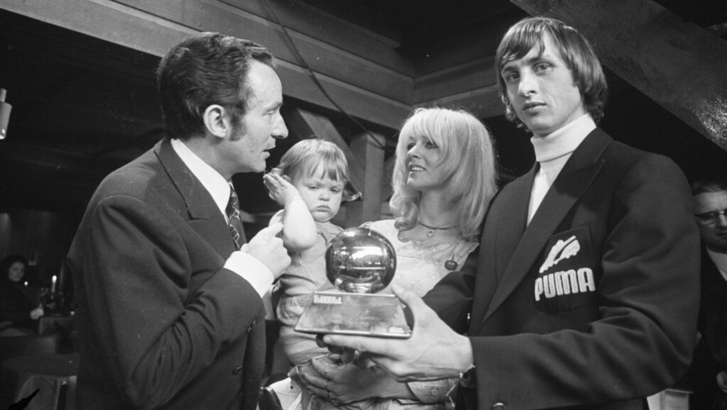 Johan Cruyff recibiendo el balón de oro