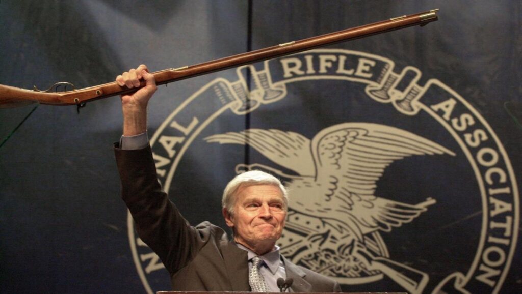 Charlton Heston como presidencia de la "Asociación Nacional del Rifle"