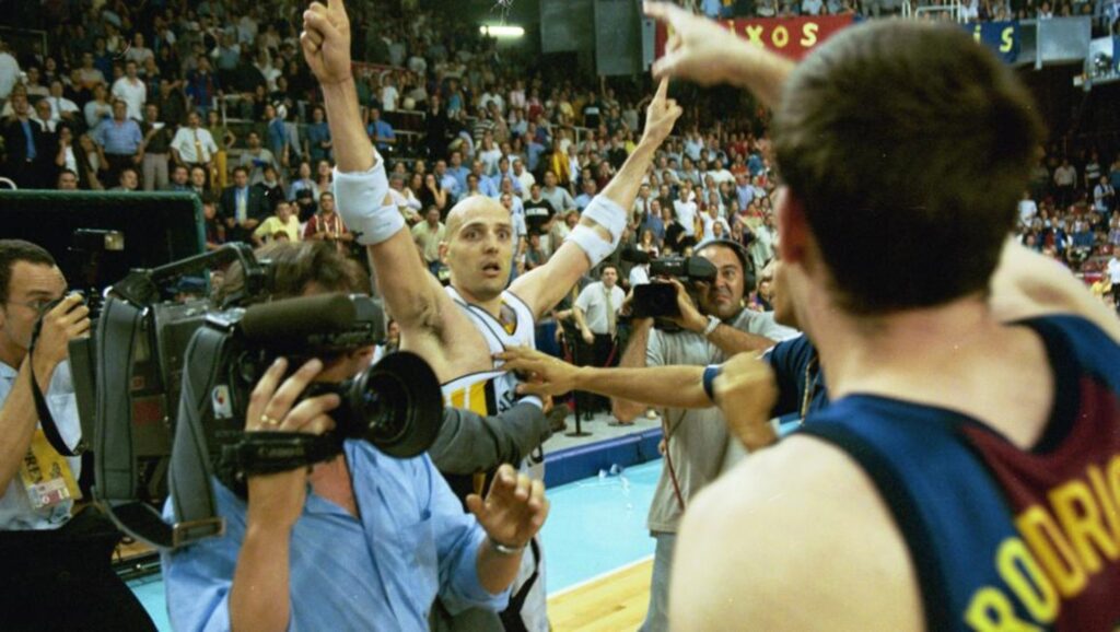 Djordjevic celebrando la Liga ACB conquistada en el año 2000