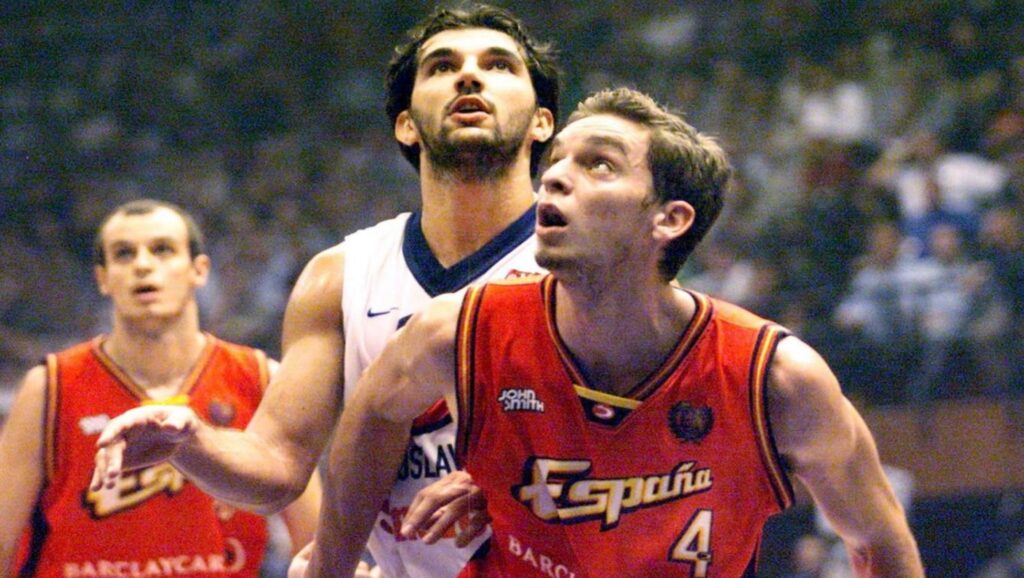 Carlos Jiménez y Pau Gasol jugando contra Yugoslavia en el Eurobasket de Turquía 2001