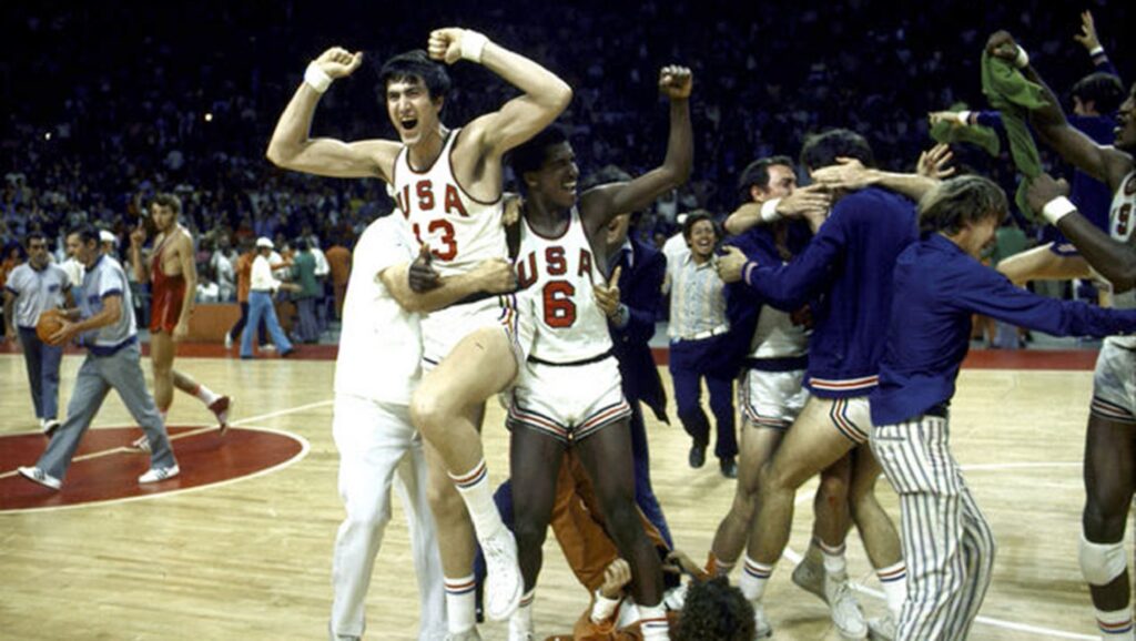 Estados Unidos celebrando la medalla de oro de baloncesto en los Juegos Olímpicos de 1972, que a la postre les sería arrebatada por los colegiados