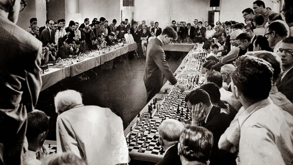 Bobby Fischer jugando partidas simultáneas